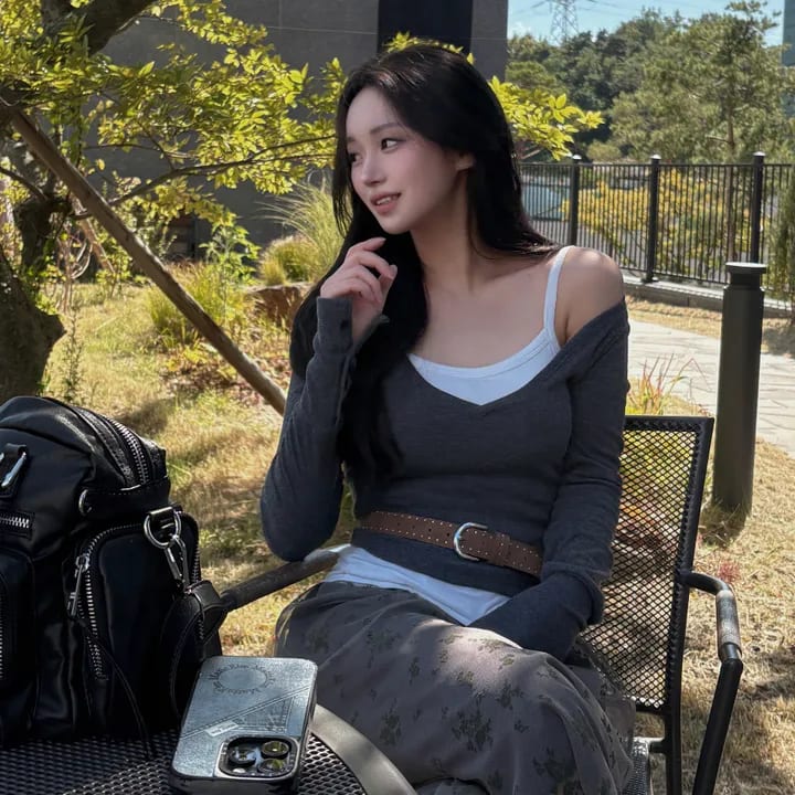 Button Sleeve Deep V-Neck Slim Fit Layered Tee 겉기모 버튼소매 딥브이넥 슬림핏 레이어드티 사진 2