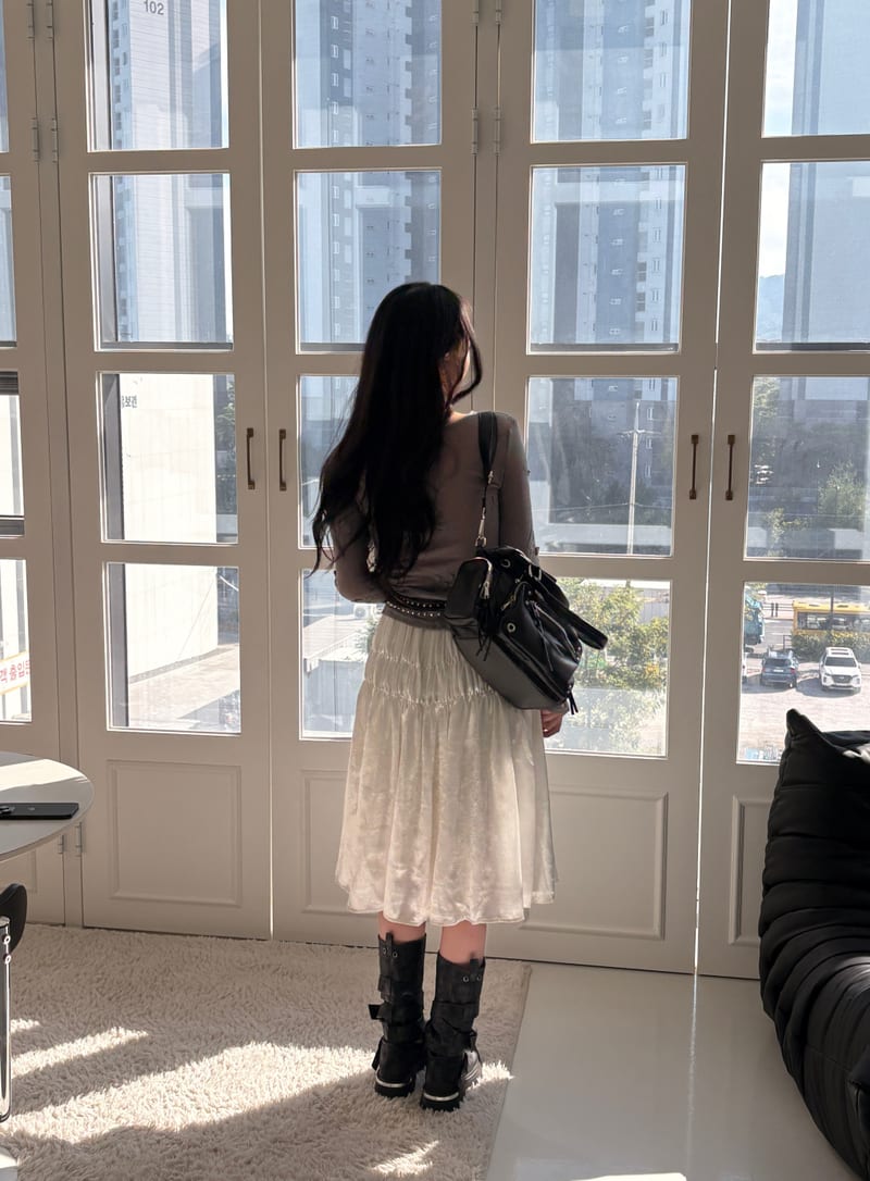 Glow two Shirring Satin Midi Skirt 글로우 투셔링 새틴 미디스커트 사진 6
