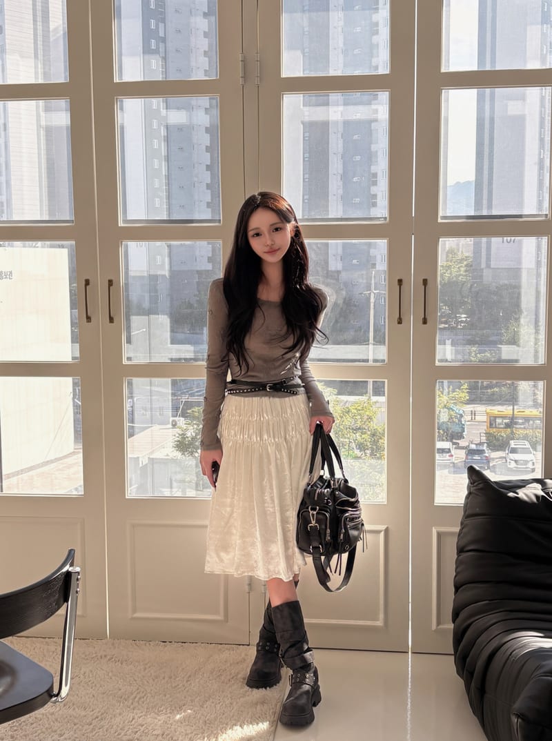Glow two Shirring Satin Midi Skirt 글로우 투셔링 새틴 미디스커트 사진 3