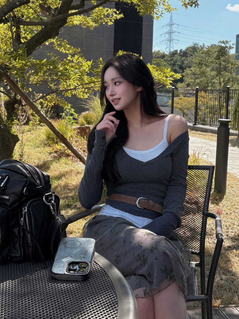 Button Sleeve Deep V-Neck Slim Fit Layered Tee 겉기모 버튼소매 딥브이넥 슬림핏 레이어드티 사진 3