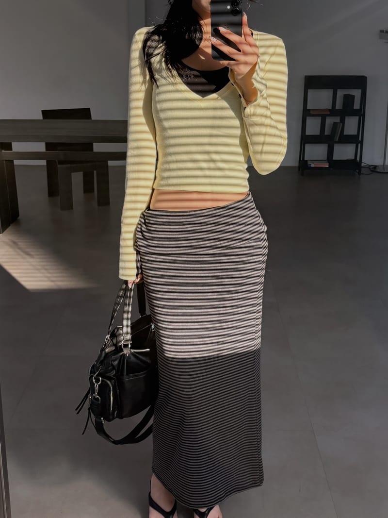 Button Sleeve Deep V-Neck Slim Fit Layered Tee 겉기모 버튼소매 딥브이넥 슬림핏 레이어드티 사진 18