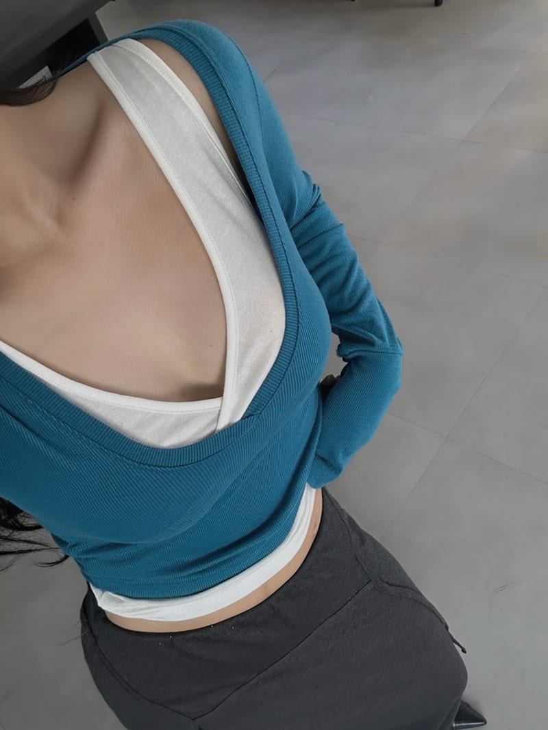 Button Sleeve Deep V-Neck Slim Fit Layered Tee 겉기모 버튼소매 딥브이넥 슬림핏 레이어드티 사진 2