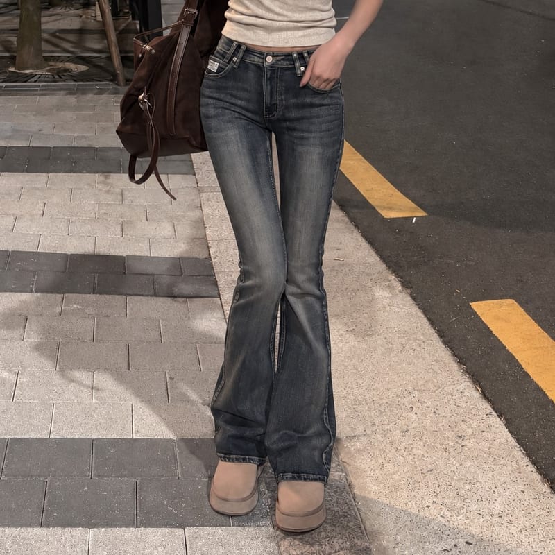 Low-rise bootcut washed stretch denim 로우라이즈 부츠컷 워싱 스판 데님 사진 1