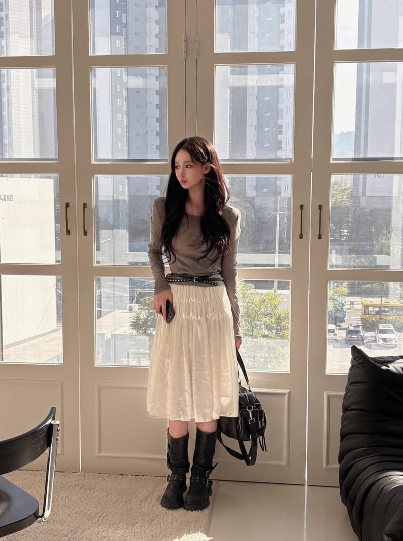 Glow two Shirring Satin Midi Skirt 글로우 투셔링 새틴 미디스커트 사진 4